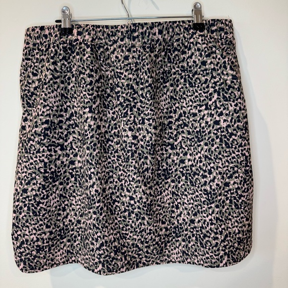 Chico's Zenergy Skort - Black Tan Green Animal Print - Size 1.5 / US 10 - EUC - Picture 3 of 10